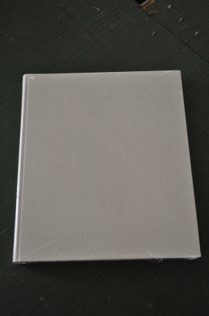 Cecilia Edefalk in der Antikensammlung der Kunsthalle zu Kiel